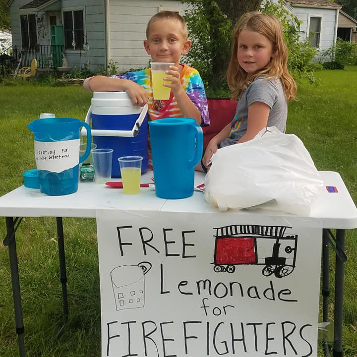 free-lemondae-stand-firefighters