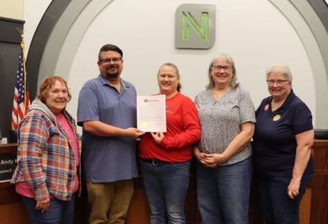 Shown with Mayor Condon are (from left) Carol Thompson, Heather Petersen, Deb Thompson, and Beth Lycke.