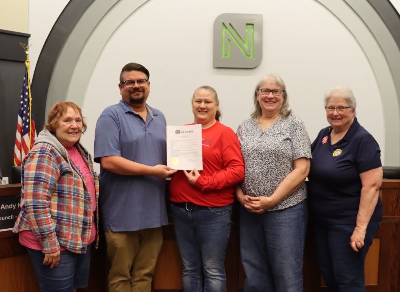 Shown with Mayor Condon are (from left) Carol Thompson, Heather Petersen, Deb Thompson, and Beth Lycke.